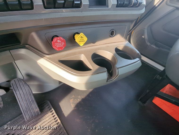 image for item MY9817 2019 Kenworth T680  semi truck