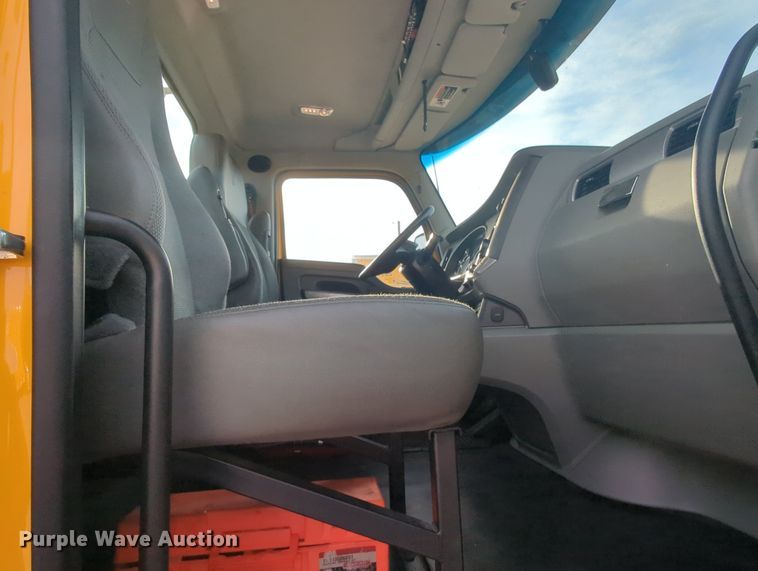 image for item MY9817 2019 Kenworth T680  semi truck