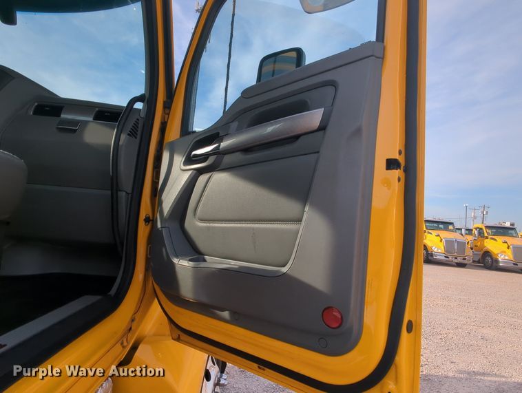 image for item MY9817 2019 Kenworth T680  semi truck