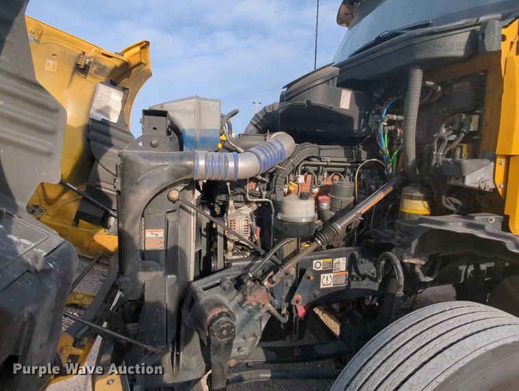 image for item MY9817 2019 Kenworth T680  semi truck