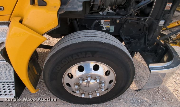 image for item MY9817 2019 Kenworth T680  semi truck