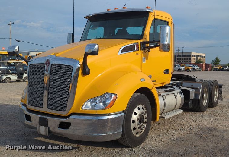 image for item MY9818 2019 Kenworth T680  semi truck