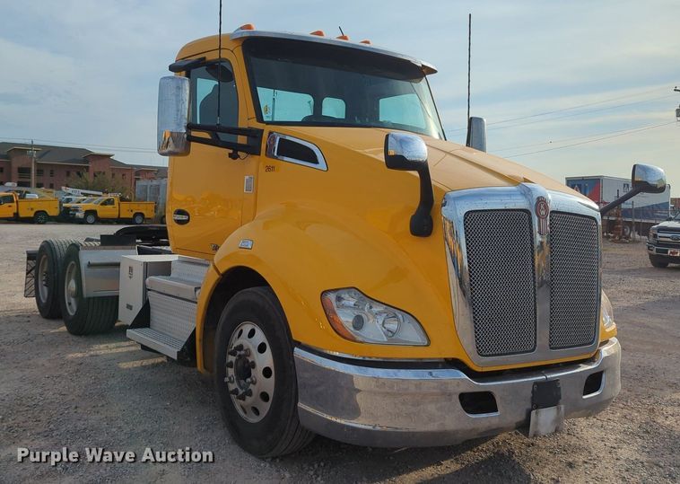 image for item MY9818 2019 Kenworth T680  semi truck