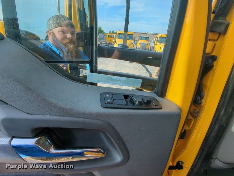 image for item MY9818 2019 Kenworth T680  semi truck