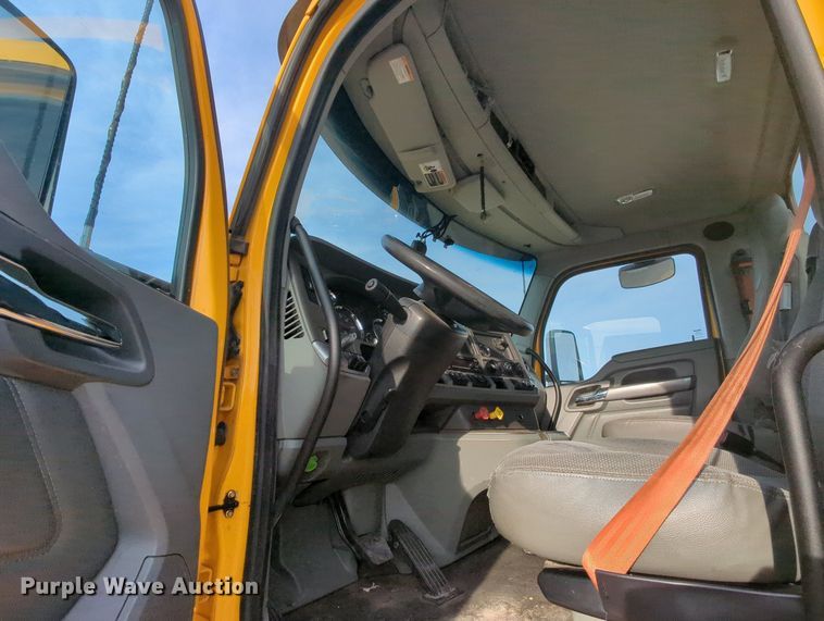 image for item MY9818 2019 Kenworth T680  semi truck