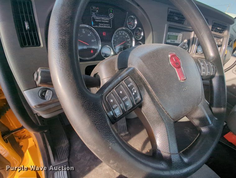 image for item MY9818 2019 Kenworth T680  semi truck