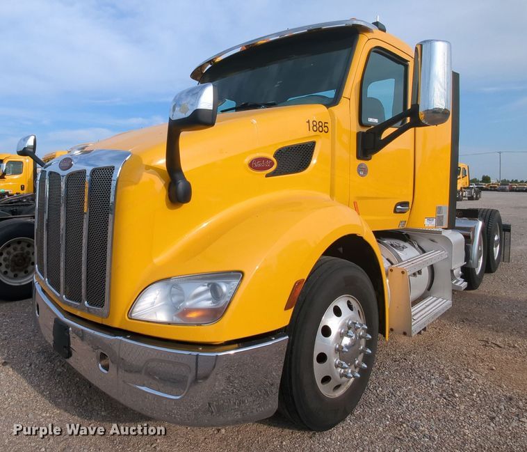 image for item MY9819 2019 Peterbilt 579  semi truck