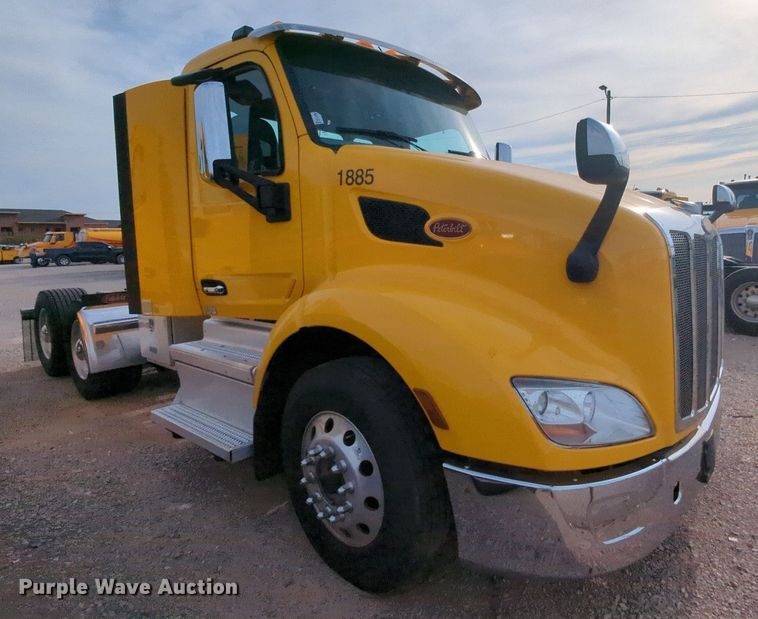 image for item MY9819 2019 Peterbilt 579  semi truck