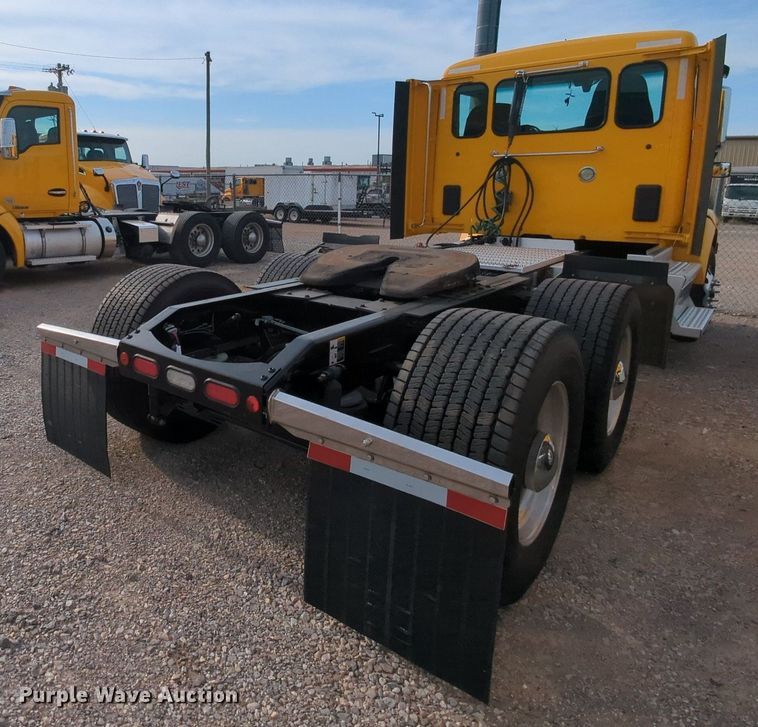 image for item MY9819 2019 Peterbilt 579  semi truck