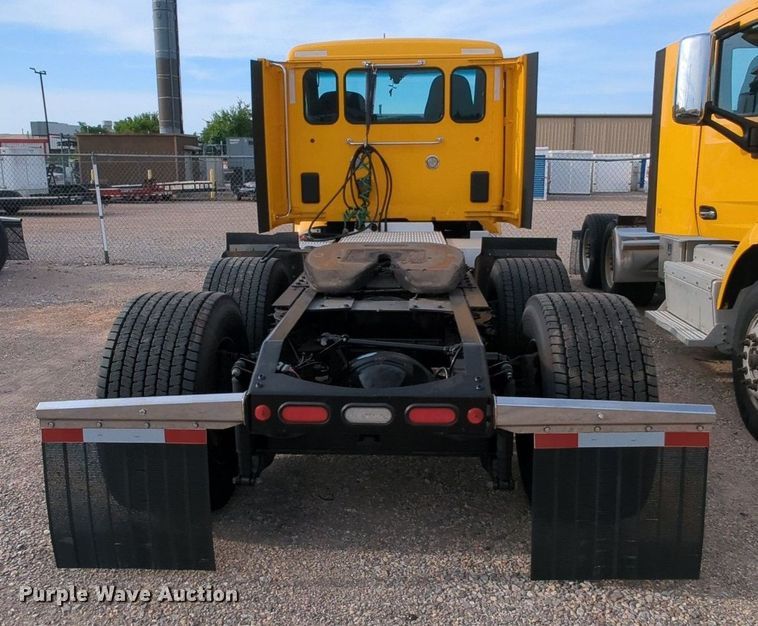 image for item MY9819 2019 Peterbilt 579  semi truck