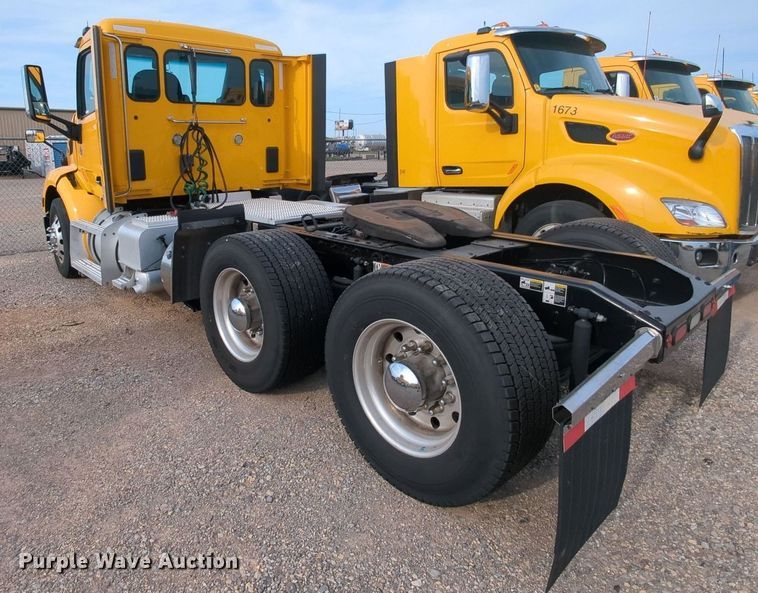 image for item MY9819 2019 Peterbilt 579  semi truck