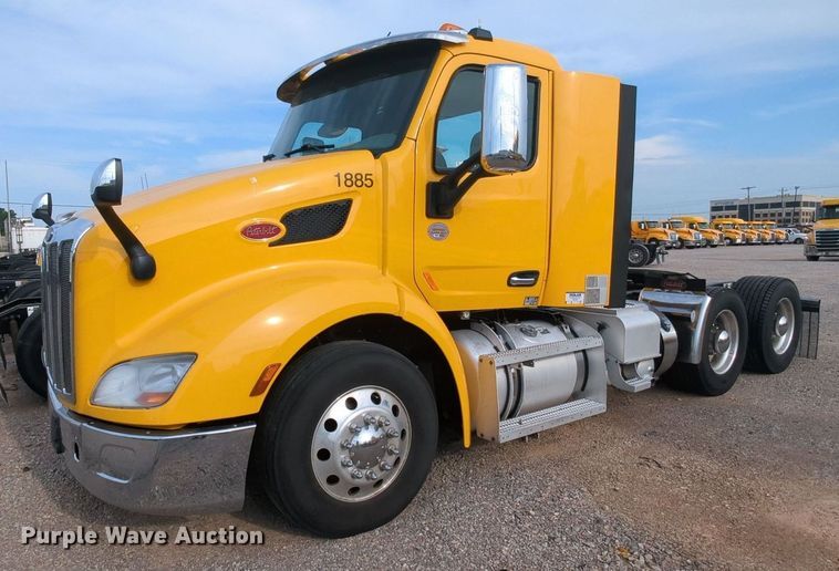 image for item MY9819 2019 Peterbilt 579  semi truck