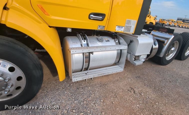 image for item MY9819 2019 Peterbilt 579  semi truck