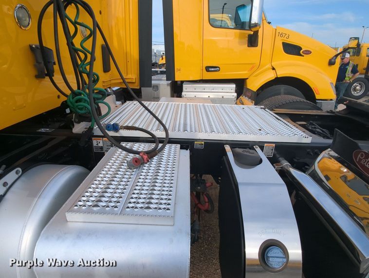 image for item MY9819 2019 Peterbilt 579  semi truck