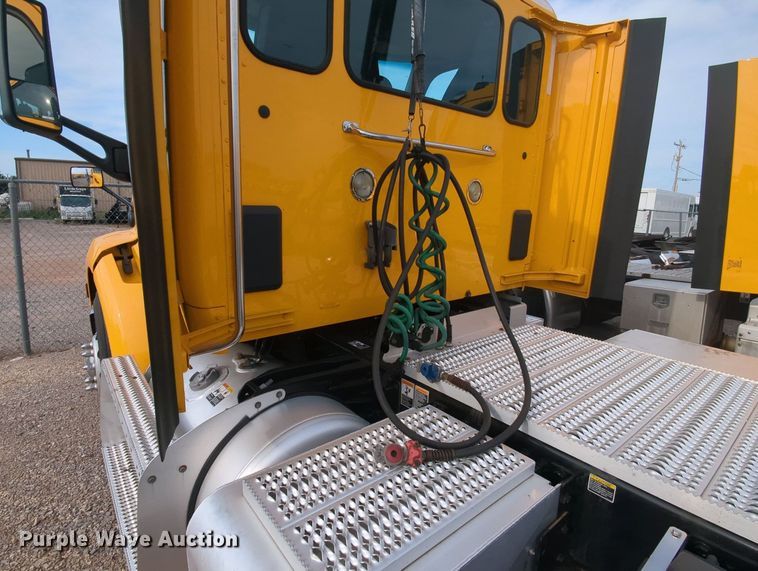 image for item MY9819 2019 Peterbilt 579  semi truck