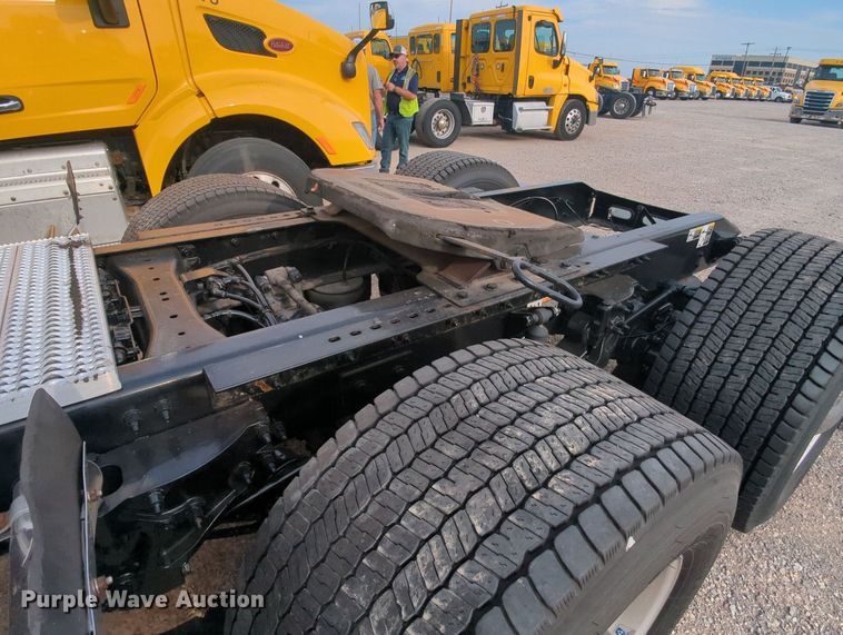 image for item MY9819 2019 Peterbilt 579  semi truck