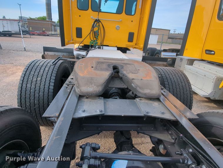 image for item MY9819 2019 Peterbilt 579  semi truck