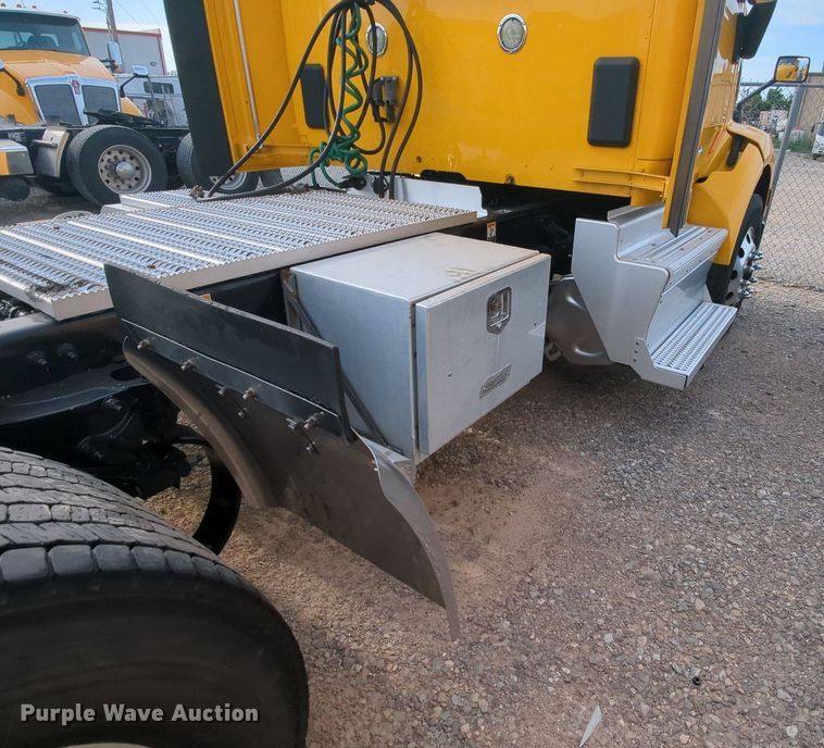 image for item MY9819 2019 Peterbilt 579  semi truck