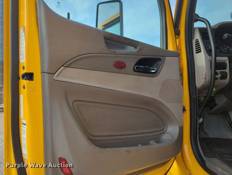 image for item MY9819 2019 Peterbilt 579  semi truck