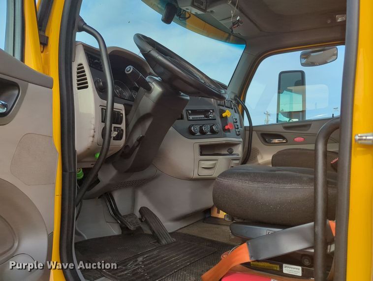 image for item MY9819 2019 Peterbilt 579  semi truck