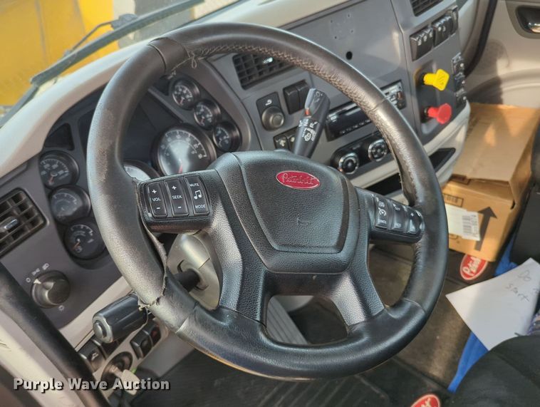 image for item MY9819 2019 Peterbilt 579  semi truck