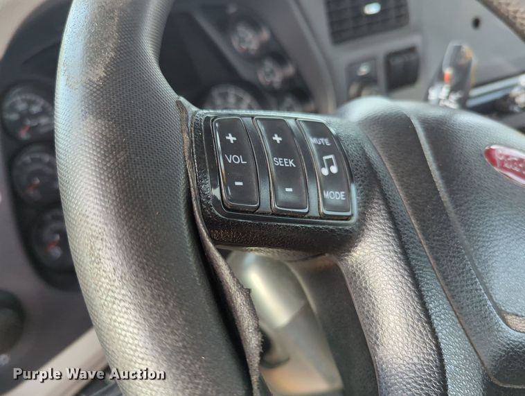 image for item MY9819 2019 Peterbilt 579  semi truck