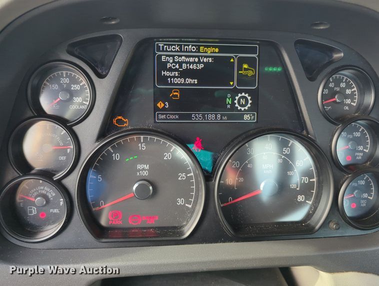 image for item MY9819 2019 Peterbilt 579  semi truck