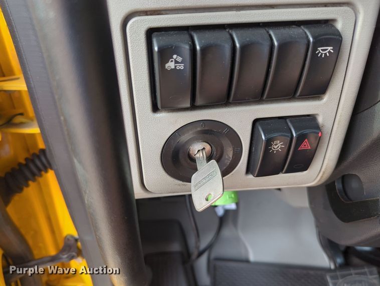 image for item MY9819 2019 Peterbilt 579  semi truck