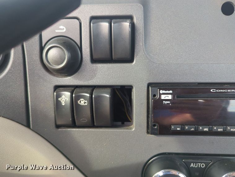 image for item MY9819 2019 Peterbilt 579  semi truck