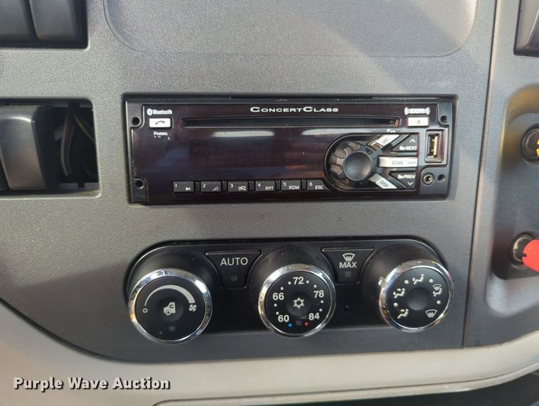 image for item MY9819 2019 Peterbilt 579  semi truck