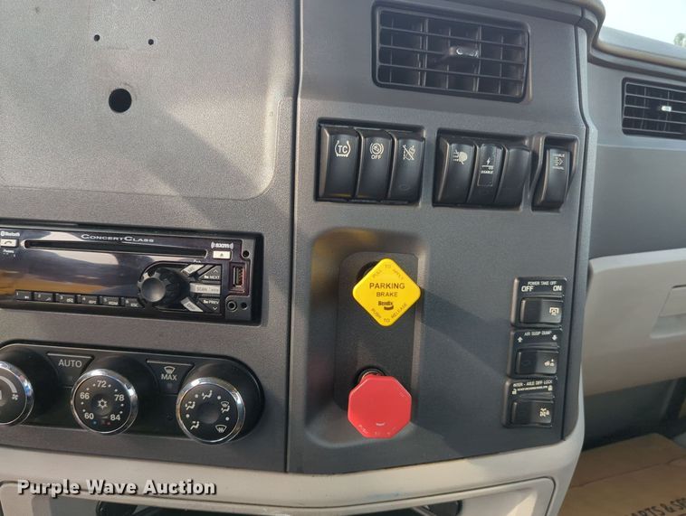 image for item MY9819 2019 Peterbilt 579  semi truck