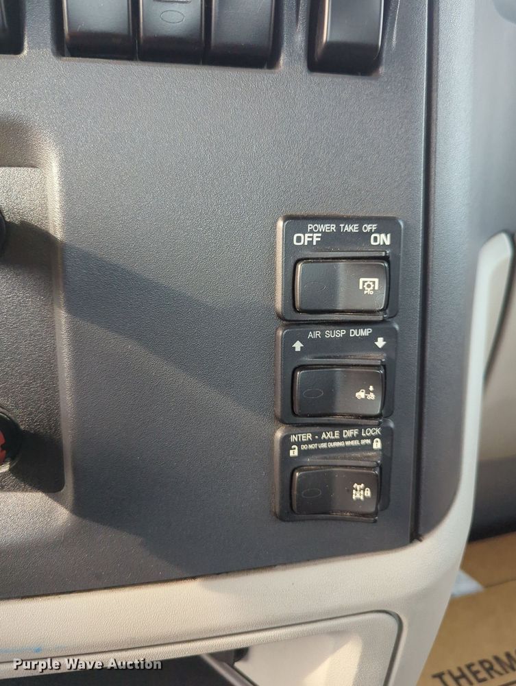 image for item MY9819 2019 Peterbilt 579  semi truck