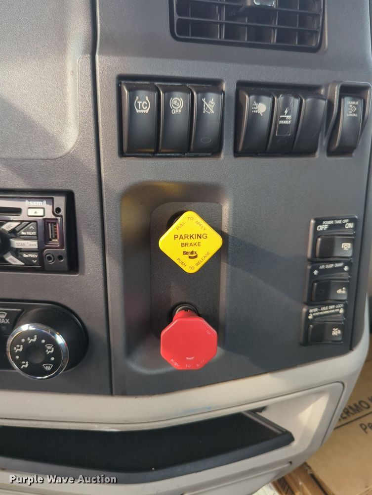 image for item MY9819 2019 Peterbilt 579  semi truck