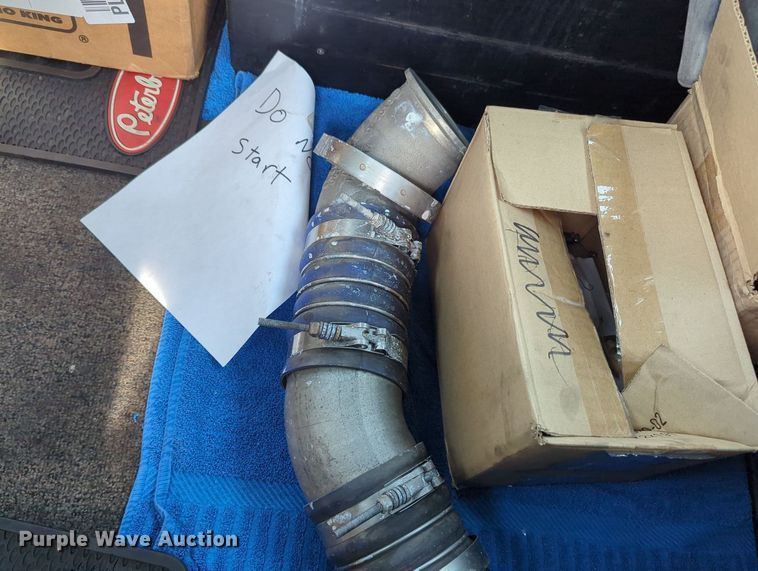 image for item MY9819 2019 Peterbilt 579  semi truck