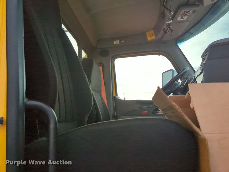 image for item MY9819 2019 Peterbilt 579  semi truck