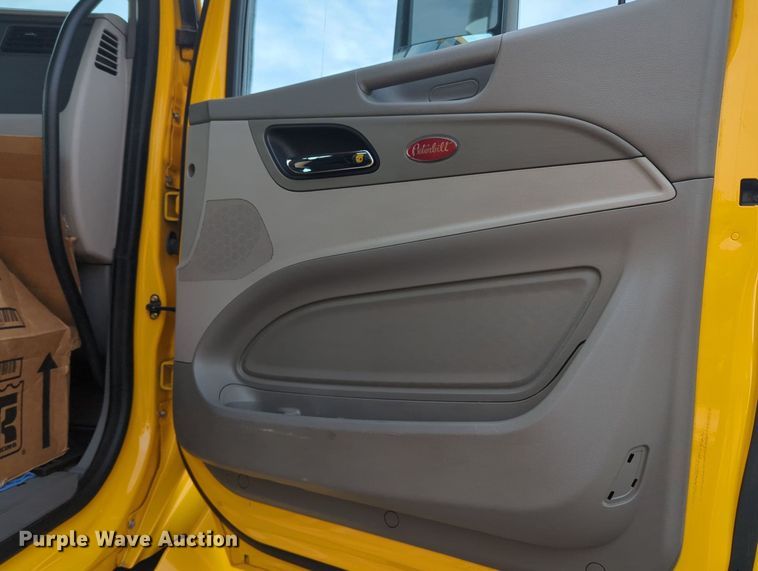 image for item MY9819 2019 Peterbilt 579  semi truck