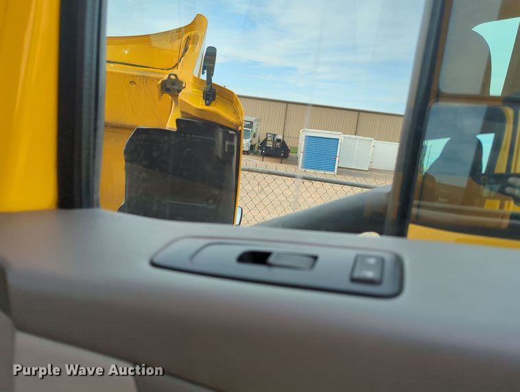 image for item MY9819 2019 Peterbilt 579  semi truck