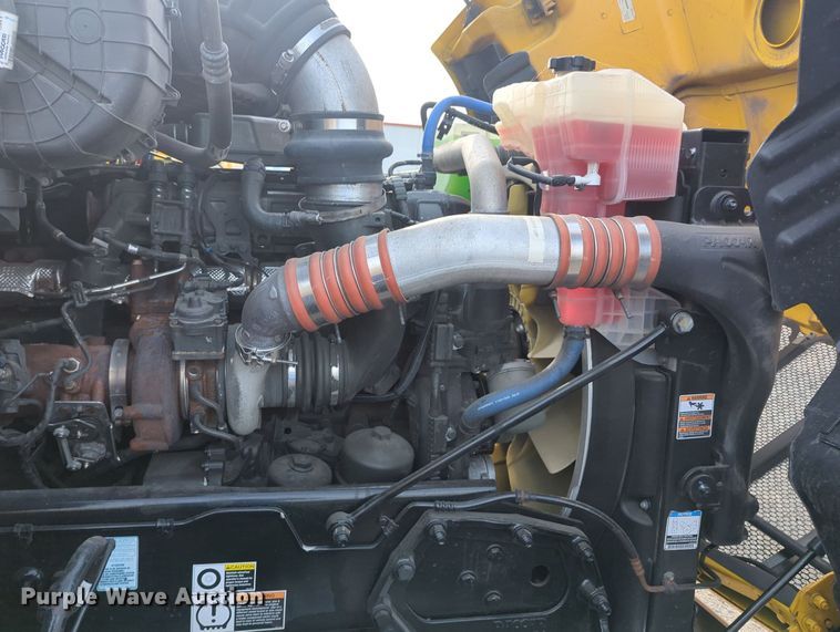 image for item MY9819 2019 Peterbilt 579  semi truck