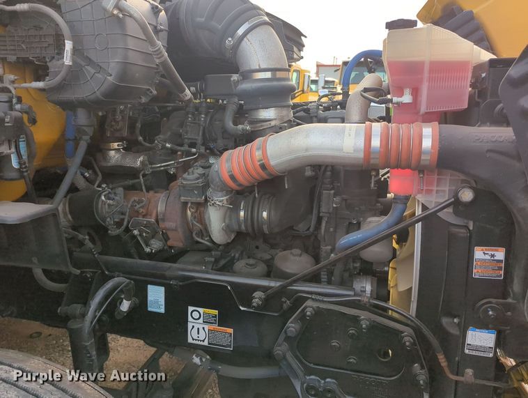 image for item MY9819 2019 Peterbilt 579  semi truck