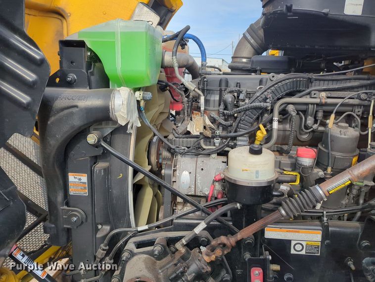 image for item MY9819 2019 Peterbilt 579  semi truck