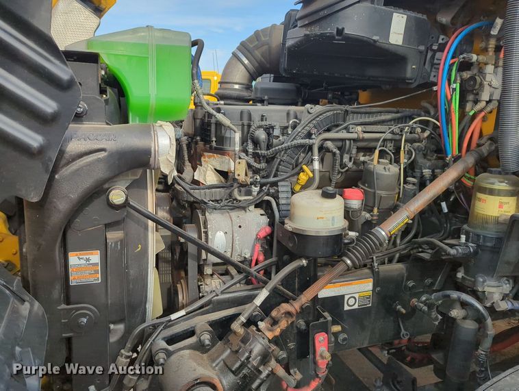 image for item MY9819 2019 Peterbilt 579  semi truck