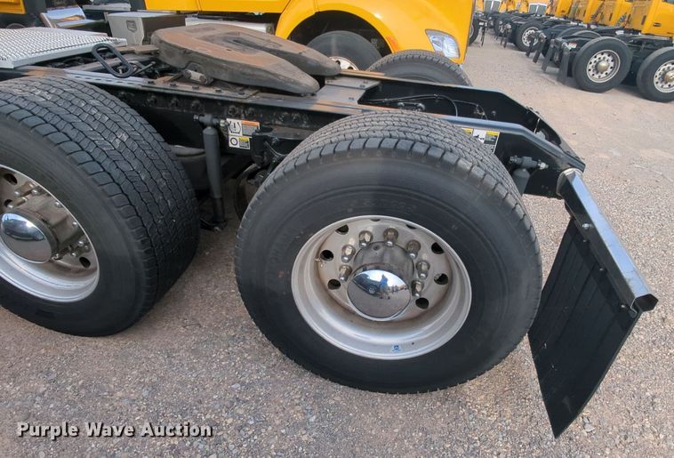 image for item MY9819 2019 Peterbilt 579  semi truck