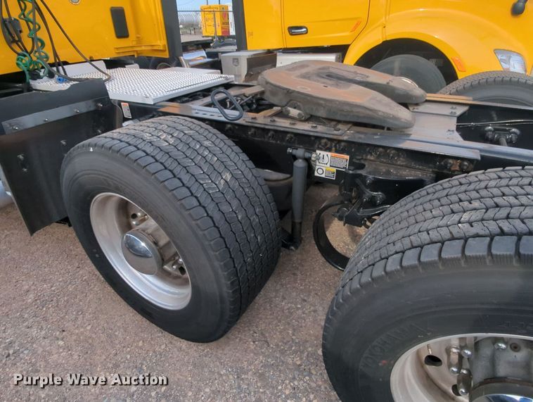 image for item MY9819 2019 Peterbilt 579  semi truck