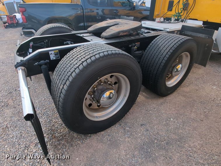 image for item MY9819 2019 Peterbilt 579  semi truck