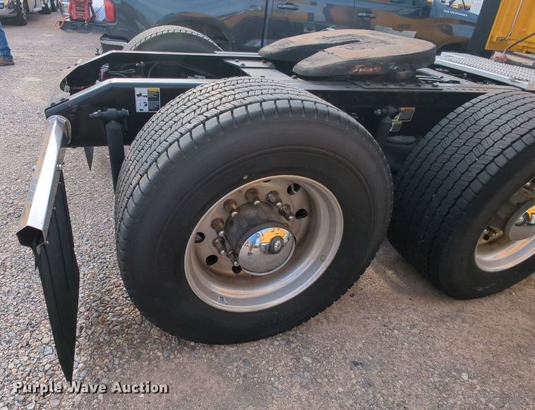 image for item MY9819 2019 Peterbilt 579  semi truck