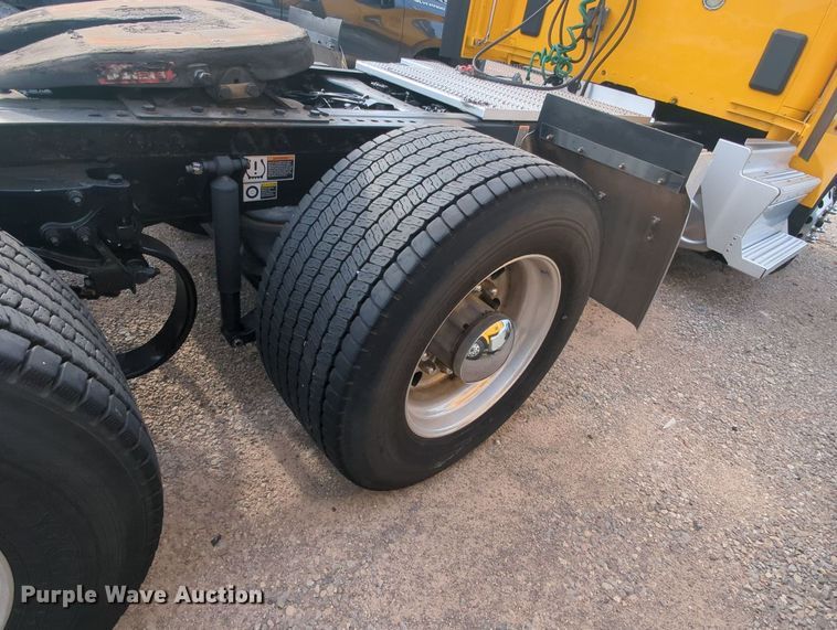 image for item MY9819 2019 Peterbilt 579  semi truck