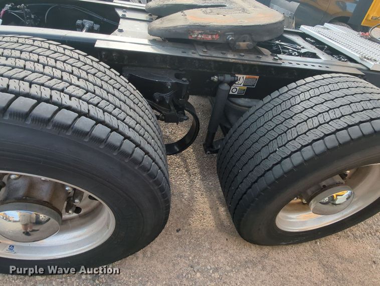 image for item MY9819 2019 Peterbilt 579  semi truck