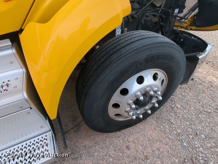 image for item MY9819 2019 Peterbilt 579  semi truck