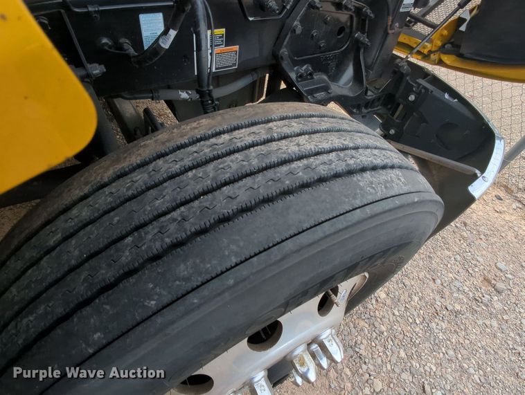 image for item MY9819 2019 Peterbilt 579  semi truck