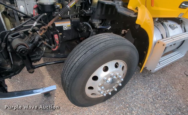 image for item MY9819 2019 Peterbilt 579  semi truck